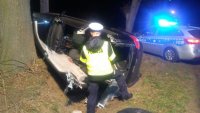 Policjant pracuje na miejscu wypadku drogowego