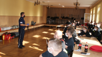Policjant w trakcie spotkania z Strażakami w OSP w Wieruszowie