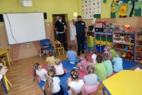 Policjanci podczas spotkania profilaktycznego z dziećmi