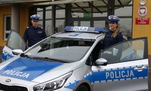 Umundurowani policjanci przy radiowozie i przed budynkiem KPP w Wieruszowie.