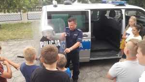 Policjanci podczas spotkania profilaktycznego z dziećmi i młodzieżą.