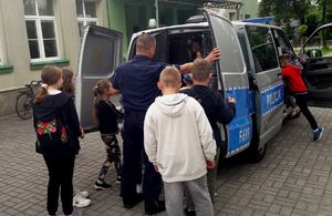 Policjanci podczas prelekcji profilaktycznej z dziećmi i młodzieżą.