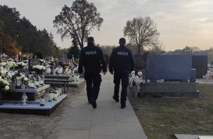policjanci podczas patrolu na cmentarzu.