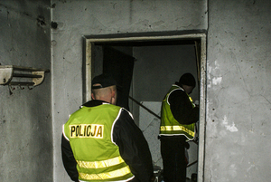 policjanci sprawdzają pomieszczenia w trosce o osoby bezdomne