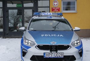radiowóz oznakowany na tle Komendy Powiatowej Policji w Wieruszowie.