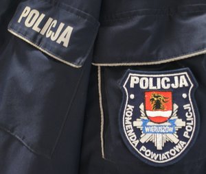 mundur policyjny z logiem jednostki Komendy Powiatowej Policji w Wieruszowie.