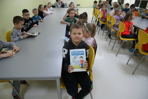 dzieci w trakcie rozdawanych książek edukacyjnych.