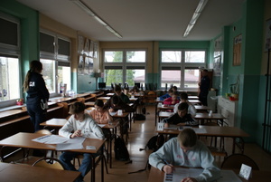 uczniowie podczas pisania testów z wiedzy.