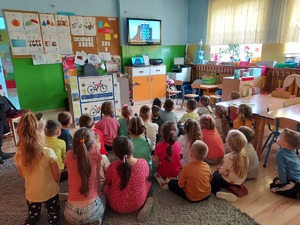 przedszkolaki oglądają film edukacyjny o bezpieczeństwie.