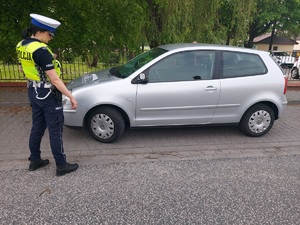 policjantka w trakcie oględzin pojazdu ul. Kopernika w Wieruszowie.