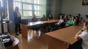 uczniowie podczas wykładu z pracownikiem kadr i szkolenia w Komendzie Powiatowej Policji w Wieruszowie.