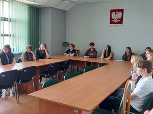 uczniowie w auli Komendy Powiatowej Policji w Wieruszowie.