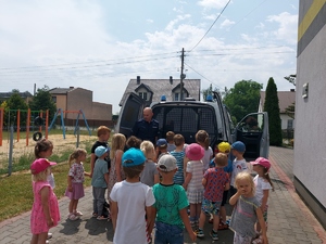 przedszkolaki z Radostowa podczas pokazu wyposażenia radiowozu.
