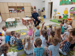 policjant podczas spotkania z przedszkolakami z Radostowa.