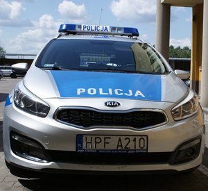 radiowóz na terenie Komendy Powiatowej Policji w Wieruszowie.