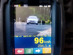 na zdjęciu widać wyświetlacz urządzenia do pomiaru prędkości na którym zarejestrowana jest prędkość pojazdu maki volvo.