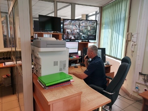 stanowisko kierowania w Komendzie Powiatowej Policji w Wieruszowie. Policjant siedzi za biurkiem i odbiera telefon.