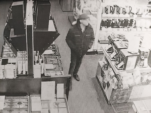 na zdjęciu widoczny mężczyzna, który chodzi po sklepie.