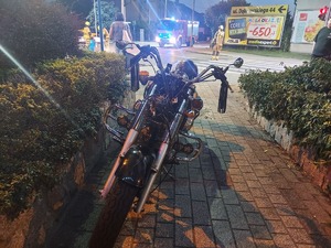 uszkodzony motocykl biorący udział w zdarzeniu.