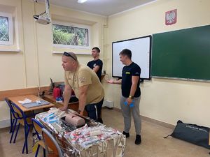 strażak OSP Wieruszów podczas objaśnia  uczniom zasady udzielania pierwszej pomocy osobie rannej.