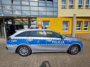 radiowóz przed budynkiem Komendy Powiatowej Policji w Wieruszowie.