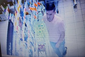 mężczyzna porusza się po sklepie, podejrzany o dokonanie kradzieży.