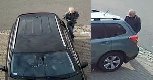 mężczyzna podejrzany o dokonanie kradzieży stojący przy samochodach.