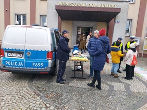 policjanci rozmawiają z uczestnikami odwiedzającymi sztab w Wieruszowskim Domu Kultury, przy stoisku profilaktycznym.