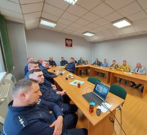Zaproszeni goście oraz kadra Komendy Powiatowej Policji w Wieruszowie podczas narady rocznej na auli.