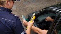 Policjantka poddaje kierowcę badaniu na stan trzeźwości