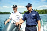Policjanci na łódce patrolują akwen wodny