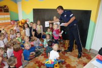 Policjant prowadzący zajęcia z dziećmi
